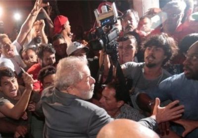 الرئيس البرازيلي السابق لولا دا سيلفا يسلم نفسه للشرطة
