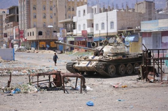غارات جوية تدمّر مواقع الحوثيين في الوازعية