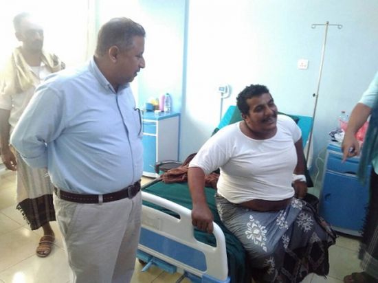 المدير العام التنفيذي لصندوق نظافة عدن يزور عامل بالصندوق بالمستشفى ويوجِّه بعلاجه