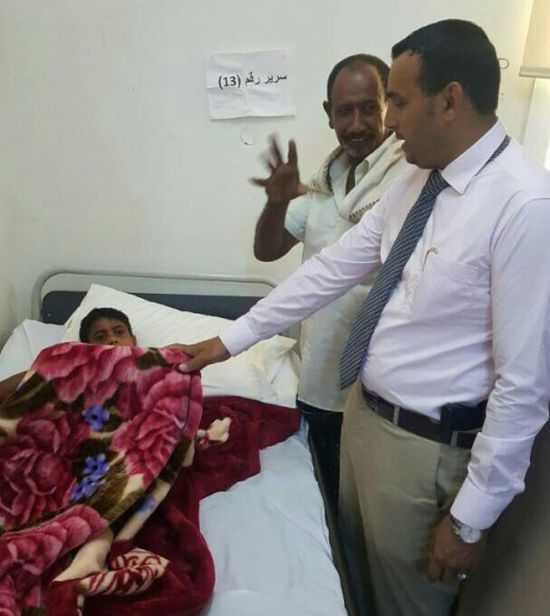 محافظ سقطرى يتفقد مستشفى الشيخ خليفة ويطمأن على صحة المرضى في قسم الترقيد