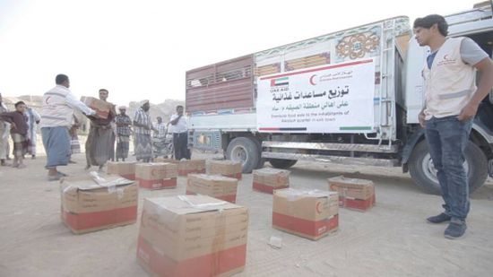 صور.. الهلال الأحمر الإماراتي يواصل توزيع المساعدات الغذائية على الأسر الفقيرة في وادي حضرموت