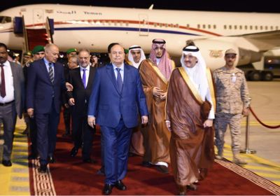 الرئيس هادي يصل مدينة الظهران السعودية للمشاركة في القمة العربية الـ 29