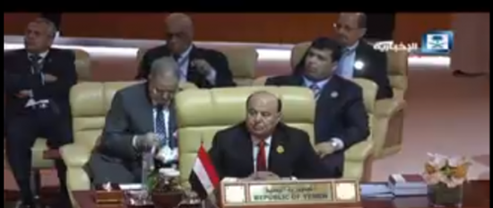 بالصور .. وزير يمني يقدم على فعل غريب أثناء القمة العربية في الظهران بالسعودية
