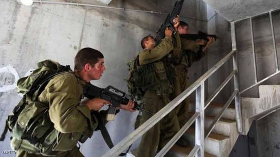 قوات الاحتلال تعتقل 30 فلسطينا في الضفة الغربية