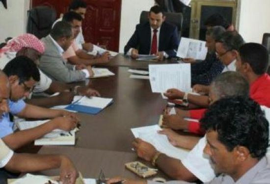 محافظ سقطرى يناقش آلية تفعيل تحصيل ايرادات صندوق النظافة بالمحافظة