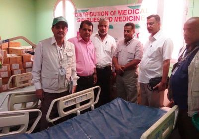 المؤسسة الطبية الميدانية تسلم مكتب الصحة في أبين مستلزمات ومعدات طبية 