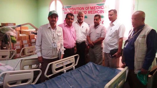 المؤسسة الطبية الميدانية تسلم مكتب الصحة في أبين مستلزمات ومعدات طبية 