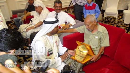الهلال الاماراتي  يكرم اول محافظ لعدن بعد الاستقلال ومصورا صحفيا واحد الشهداء ( صور) 