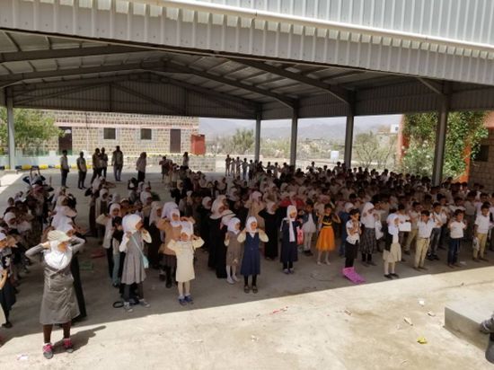 الهلال الأحمر الإماراتي ينتهي من بناء مظلات ل 3 مدارس في الضالع