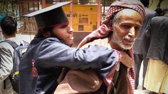 صورة مؤثرة .. فرحة يمني بتخرج ابنه من ذوي الاحتياجات