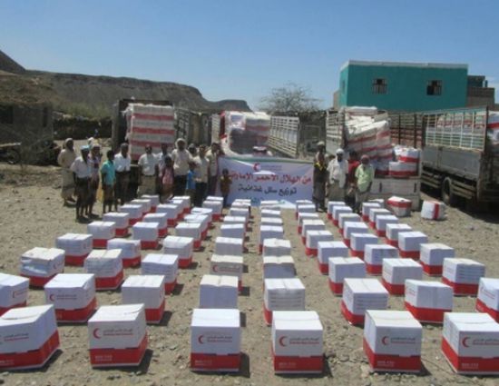 فرق الهلال الأحمر الإماراتي توزع  55 ألف سلة غذائية  في الساحل الغربي خلال عام