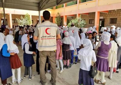 «الهلال الأحمر الإماراتي» ينتهي من تركيب مظلات لـ 3 مدارس في الضالع