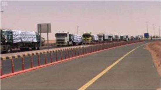 عشرات الشاحنات محملة أدوية ومواد غذائية تعبر الوديعة باتجاه اليمن