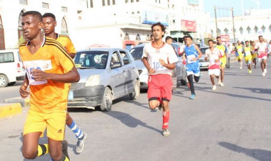 إتحاد العاب القوى بساحل حضرموت يقيم سباق مارثون الطريق بالمكلا بمناسبة الذكرى الثانية للتحرير