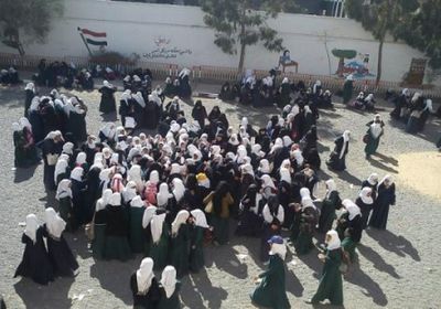 طالبات يقطعن شارعاً بصنعاء احتجاجاً على اختطاف مليشيا الحوثي معلمة رفضت ترديد الصرخة 