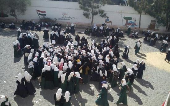 طالبات يقطعن شارعاً بصنعاء احتجاجاً على اختطاف مليشيا الحوثي معلمة رفضت ترديد الصرخة 