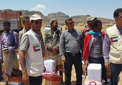 الهلال الأحمر الإماراتي يدشن توزيع سلل غذائية وخيام للنازحين في الجبارة بمريس