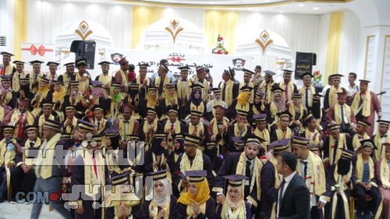 صور.. طلاب الدفعة 16 من قسم الصحافة والإعلام في آداب جامعة عدن يحتفلون بتخرجهم