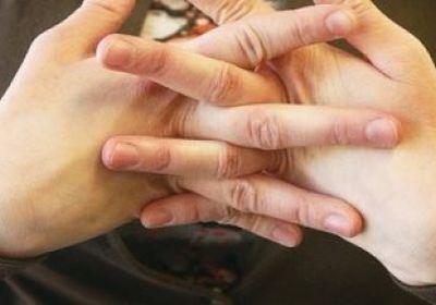 هل فرقعة الأصابع تسبب أضرارا لأطراف اليد ؟