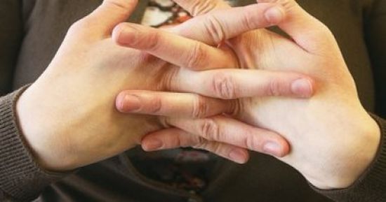 هل فرقعة الأصابع تسبب أضرارا لأطراف اليد ؟