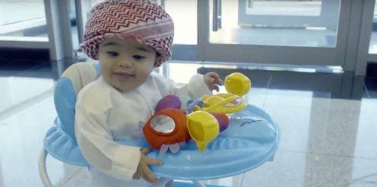 هيئة الطيران الإماراتية: تعيين طفل بمنصب رسمي إجراء “رمزي”