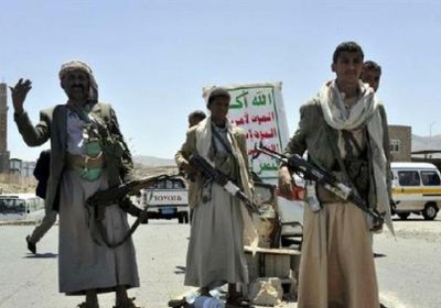 الحوثيون يحتجزون شاحنات تحمل مساعدات إنسانية للنازحين في إب ويطالبونها بدفع إتاوات