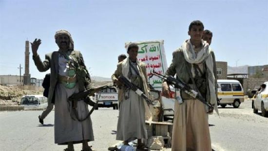 الحوثيون يحتجزون شاحنات تحمل مساعدات إنسانية للنازحين في إب ويطالبونها بدفع إتاوات