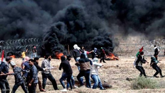 فلسطينيون يقتحمون السياج بين غزة وإسرائيل