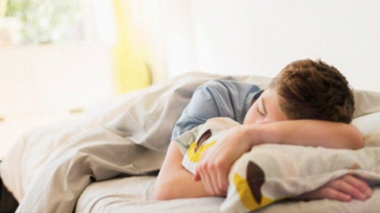 هذه فوائد النوم الزائد للمراهقين