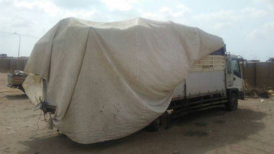 بالصور ..قوات الحزام الأمني بلحج تضبط ناقلة غاز وشاحنة نقل متوسطة تحمل العاب نارية مهربة