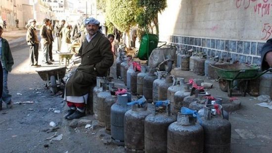 عضو في ثورية الحوثيين يحمل جماعته مسؤولية أزمة الغاز ويعترف بإنعاشها السوق السوداء