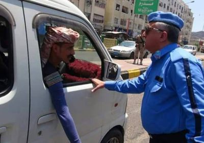 مدير شرطة السير بعدن يشرف ميدانيا على تنفيذ حملة التوعية باسبوع المرور العربي 