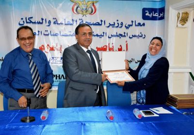 لجهوده وتعاونه الكبير في دعم قطاع التعليم الطبي  المجلس اليمني للاختصاصات الطبية يكرم رئيس جامعة عدن