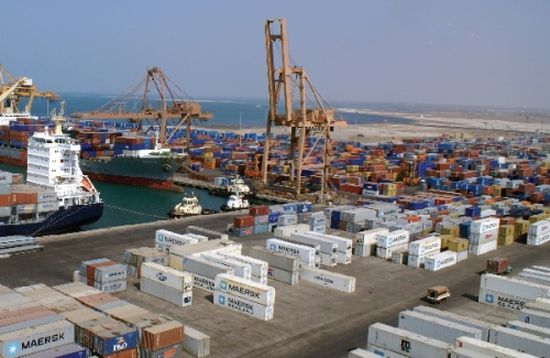 ميناء الحديدة.. رئة اليمنيين التي تحولت لمنفذ تسليح إيراني