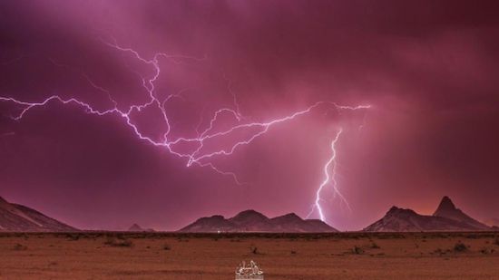 السعودية.. صور مذهلة لصواعق تصل السماء بالأرض