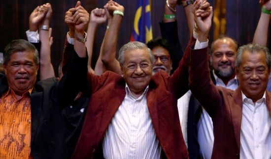 مهاتير محمد يؤدي اليمين رئيسا لوزراء ماليزيا
