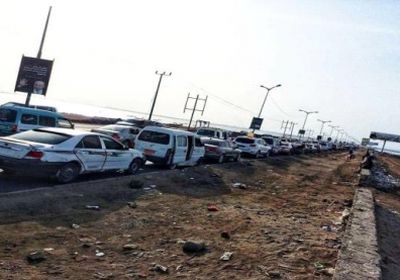عدن : احتجاجات على ارتفاع أسعار المشتقات النفطية ومواطنون يوقفون سياراتهم في الخط البحري #خلص_بترولي 