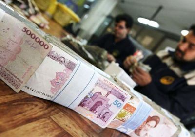 إيران تستنجد بالسفارات الأجنبية لإنعاش تداول العملة المحلية