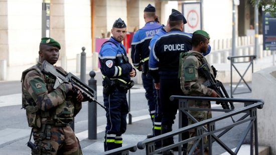 قتيل و8 جرحى بحادثة طعن في باريس
