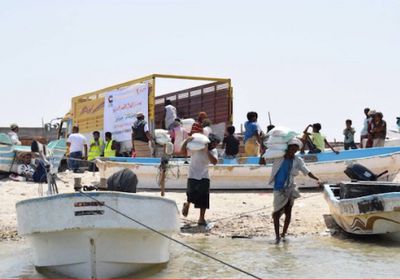 "الهلال الأحمر الإماراتي" يوزع سلالاً غذائية على سكان جزيرة "ميون " 