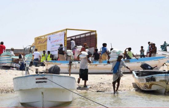 "الهلال الأحمر الإماراتي" يوزع سلالاً غذائية على سكان جزيرة "ميون " 