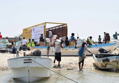 "الهلال الأحمر الإماراتي" يقدم 100 سلل غذائية لأبناء "جزيرة ميون"