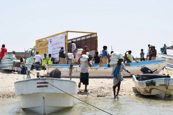 "الهلال الأحمر الإماراتي" يقدم 100 سلل غذائية لأبناء "جزيرة ميون"