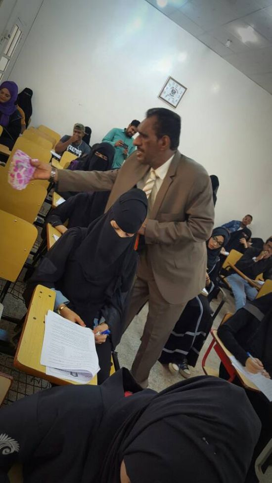 الجعدني يوزِّع الهدايا التشجيعية على جميع الطلاب في آخر امتحاناتهم