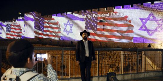 الاحتلال ينير حائط البراق بالعلمين الأمريكي والإسرائيلي (صور)