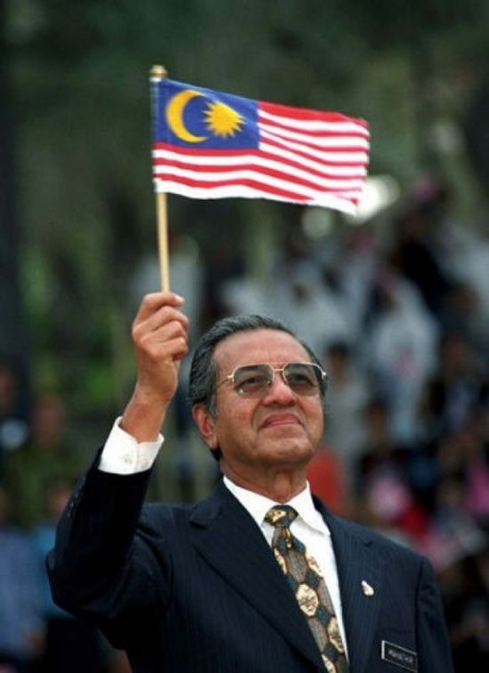  مهاتير محمد يقول إنه سيظل رئيسا لوزراء ماليزيا عاما أو عامين