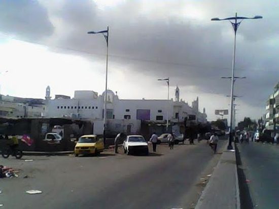  المحضار يفتح مظاريف مناقصتي رصف طريق الممدارة وصيانة إنارة شوارع الشيخ عثمان 