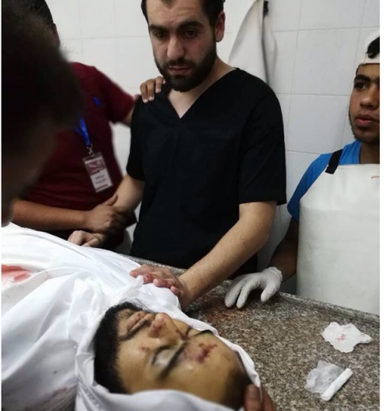 صورة مؤلمة لطبيب في غزة يفاجأ بجثة أخيه