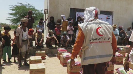 "الهلال الأحمر الإماراتي" يدشن توزيع مساعدات غذائية رمضانية في مديرية أحور بمحافظة أبين