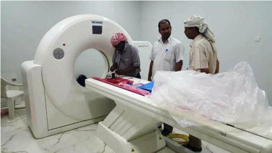 فريق هندسي يواصل تركيب جهاز الاشعة المقطعية الحديثة بمستشفى سيئون العام